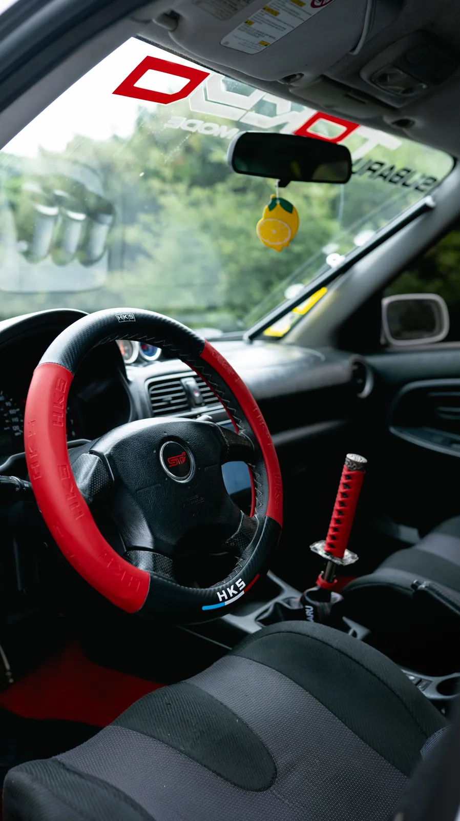 Interior: volante deportivo y tablero